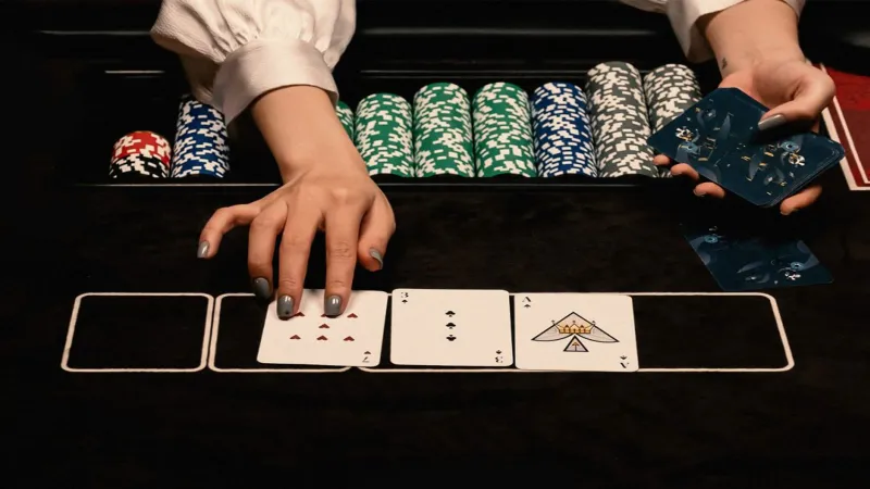 What does the full Poker set include?